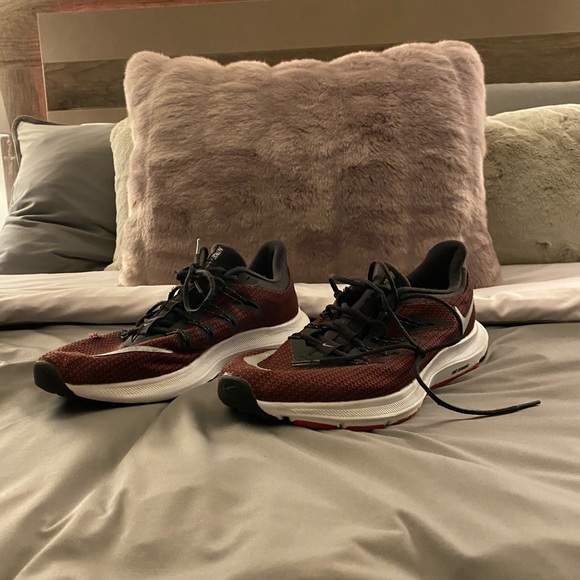 ✅Sold✅ Nike shoes - Picture 2 of 3